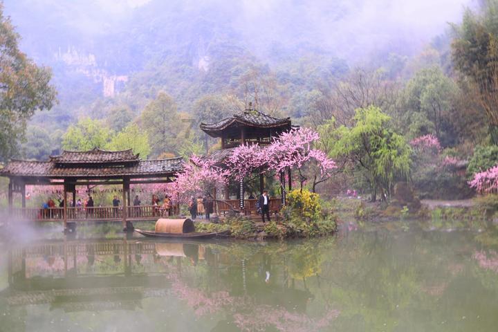 问答交流平台蓝色吊带背心+紫色针织开衫+黑色短裤,成熟甜美又温柔,你喜欢吗?